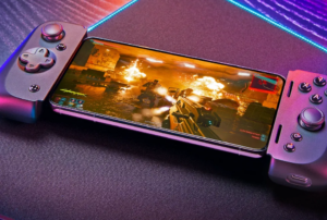 El Razer Kishi V2 es un accesorio que se conecta directamente al puerto USB-C o Lightning de tu teléfono, eliminando así la latencia de entrada y ofreciendo un control fluido