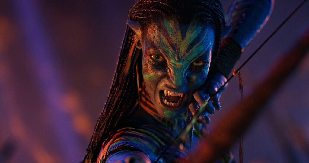 Datos de Filmación de Avatar: Fuego y ceniza Más de 1,500 miembros del equipo en Nueva Zelanda participaron en la producción de la película. Hay 3,382 tomas de efectos visuales en Avatar: Fire and Ash. Wētā FX fue responsable de 3,132 de esas tomas , lo que suma 176.25 minutos y el 94% de las tomas de efectos visuales de la película. Solo siete tomas en la película, que suman alrededor de 11 segundos, no contienen efectos visuales. A semanas de ganar el Premio de la Academia® por Avatar: The Way of Water, Wētā FX comenzó a trabajar en mejoras para su conjunto de herramientas y pipeline de agua, Pahi, para Avatar: Fire and Ash. Estas mejoras incluyen un nuevo algoritmo que permite dividir las simulaciones de agua de manera más eficiente en múltiples máquinas. También se mejoraron los atajos para facilitar la transición entre estados (es decir, de rocío y niebla a agua en masa). Avatar: Fire and Ash presenta más de 2,000 tomas de efectos de agua, un volumen similar al de Avatar: The Way of Water. Esta película también presenta más de 1,000 tomas de efectos digitales de fuego, a un nivel más alto que nunca , que van desde flechas en llamas y lanzallamas hasta explosiones masivas y tornados de fuego. 🧵 Vestuario La diseñadora de vestuario ganadora del Premio de la Academia®, Deborah L. Scott, comenzó a diseñar los looks para los Wind Traders (Comerciantes del Viento) y el pueblo Ash (Gente de la Ceniza) en 2017. Desde entonces, su equipo: Creó más de 8,000 ilustraciones de vestuario. Manufacturó 333 muestras de vestuario para los Wind Traders y 306 muestras de vestuario para el pueblo Ash. Creó más de 387 piezas de vestuario para los personajes principales. Creó más de 2,000 artículos, incluyendo disfraces completos, disfraces parciales, muestras de vestuario, cuchillos y vainas de los personajes principales, además de pelucas hechas a mano para todos los personajes principales. Creó más de 400 artículos para los vestuarios de acción en vivo en estilo Na’vi , incluyendo 241 taparrabos. Creó 1557 utilería de vestuario RDA de acción en vivo , incluyendo componentes de vestuario rígidos o utilería que se lleva puesta. Esto incluyó: 628 máscaras en 10 variaciones de diseño (máscaras de respiración y máscaras de buceo para la unidad marina). 169 Cascos en 10 variaciones de diseño. 760 componentes de vestuario rígidos individuales (transpondedor IFF, PDA de tabla de rodilla Sea Wasp, placas de identificación, etc.). El líder de los Wind Traders, Peylak (David Thewlis), viste 803 piezas de cuerda teñida y cuentas decorativas. 🛶 Utilería y Escenas de Multitud Las Góndolas de los Wind Traders, nuevas embarcaciones tejidas similares a grandes veleros, que recuerdan a las estructuras del pueblo de los Metkayina, cuentan con más de 62 millas de cuerda , 2,000 piezas de bambú , y miden 423 pies de largo, 620 pies de alto y 318 pies de ancho. Varias escenas de multitud en Avatar: Fire and Ash presentan más Na’vi que nunca , incluyendo una toma que presenta 536 Na’vi diferentes. Avatar: Fuego y ceniza