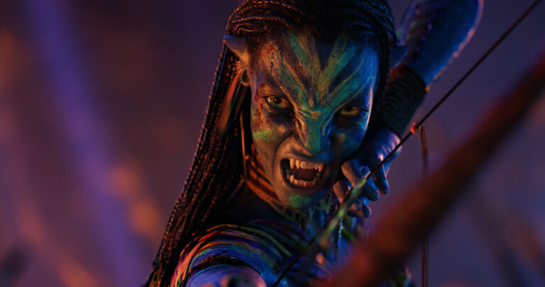 Datos de Filmación de Avatar: Fuego y ceniza Más de 1,500 miembros del equipo en Nueva Zelanda participaron en la producción de la película. Hay 3,382 tomas de efectos visuales en Avatar: Fire and Ash. Wētā FX fue responsable de 3,132 de esas tomas , lo que suma 176.25 minutos y el 94% de las tomas de efectos visuales de la película. Solo siete tomas en la película, que suman alrededor de 11 segundos, no contienen efectos visuales. A semanas de ganar el Premio de la Academia® por Avatar: The Way of Water, Wētā FX comenzó a trabajar en mejoras para su conjunto de herramientas y pipeline de agua, Pahi, para Avatar: Fire and Ash. Estas mejoras incluyen un nuevo algoritmo que permite dividir las simulaciones de agua de manera más eficiente en múltiples máquinas. También se mejoraron los atajos para facilitar la transición entre estados (es decir, de rocío y niebla a agua en masa). Avatar: Fire and Ash presenta más de 2,000 tomas de efectos de agua, un volumen similar al de Avatar: The Way of Water. Esta película también presenta más de 1,000 tomas de efectos digitales de fuego, a un nivel más alto que nunca , que van desde flechas en llamas y lanzallamas hasta explosiones masivas y tornados de fuego. 🧵 Vestuario La diseñadora de vestuario ganadora del Premio de la Academia®, Deborah L. Scott, comenzó a diseñar los looks para los Wind Traders (Comerciantes del Viento) y el pueblo Ash (Gente de la Ceniza) en 2017. Desde entonces, su equipo: Creó más de 8,000 ilustraciones de vestuario. Manufacturó 333 muestras de vestuario para los Wind Traders y 306 muestras de vestuario para el pueblo Ash. Creó más de 387 piezas de vestuario para los personajes principales. Creó más de 2,000 artículos, incluyendo disfraces completos, disfraces parciales, muestras de vestuario, cuchillos y vainas de los personajes principales, además de pelucas hechas a mano para todos los personajes principales. Creó más de 400 artículos para los vestuarios de acción en vivo en estilo Na’vi , incluyendo 241 taparrabos. Creó 1557 utilería de vestuario RDA de acción en vivo , incluyendo componentes de vestuario rígidos o utilería que se lleva puesta. Esto incluyó: 628 máscaras en 10 variaciones de diseño (máscaras de respiración y máscaras de buceo para la unidad marina). 169 Cascos en 10 variaciones de diseño. 760 componentes de vestuario rígidos individuales (transpondedor IFF, PDA de tabla de rodilla Sea Wasp, placas de identificación, etc.). El líder de los Wind Traders, Peylak (David Thewlis), viste 803 piezas de cuerda teñida y cuentas decorativas. 🛶 Utilería y Escenas de Multitud Las Góndolas de los Wind Traders, nuevas embarcaciones tejidas similares a grandes veleros, que recuerdan a las estructuras del pueblo de los Metkayina, cuentan con más de 62 millas de cuerda , 2,000 piezas de bambú , y miden 423 pies de largo, 620 pies de alto y 318 pies de ancho. Varias escenas de multitud en Avatar: Fire and Ash presentan más Na’vi que nunca , incluyendo una toma que presenta 536 Na’vi diferentes. Avatar: Fuego y ceniza