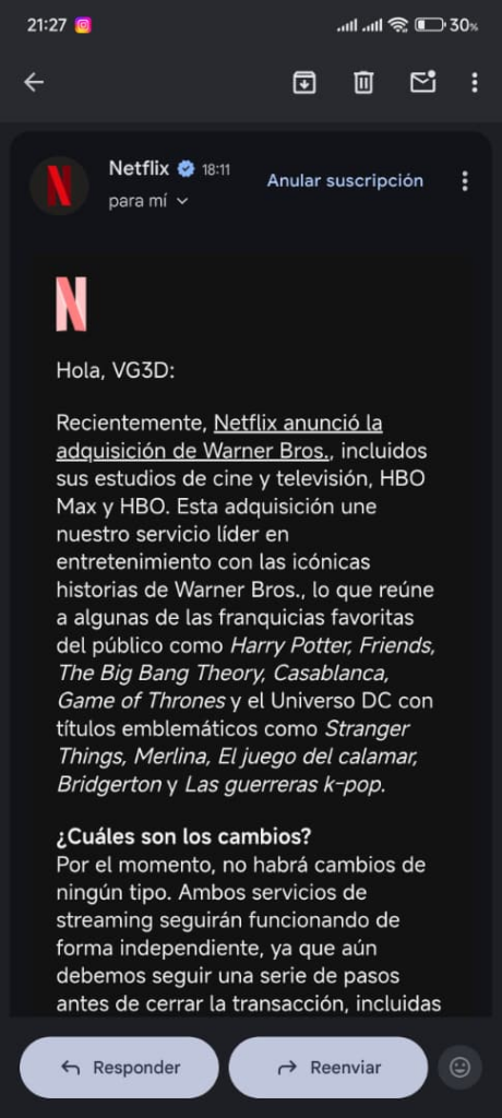 Netflix promete que 'nada cambiará hoy', pero Hollywood sabe que la historia es otra
En un intento por calmar a sus suscriptores tras anunciar la adquisición de Warner Bros. por 82,700 millones de dólares, Netflix envió un correo electrónico con un mensaje tranquilizador: 'Nada cambia hoy'. Sin embargo, esta comunicación llega mientras crecen las preocupaciones por posibles subidas de precio y la voz de políticos y expertos advierte de un cambio sísmico en la industria del entretenimiento que ya está en marcha.
El correo, revisado por varios medios y enviado a los más de 82 millones de suscriptores estadounidenses de Netflix, enfatiza repetidamente que "nada cambia hoy". La empresa asegura que Netflix y la plataforma de Warner Bros., HBO Max, continuarán operando por separado hasta que la transacción se concrete, un proceso que podría demorar entre 12 y 18 meses. A los suscriptores de ambos servicios se les pide que sigan disfrutando de sus planes actuales de membresía.
La compleja hoja de ruta hasta la fusión
Antes de que esta unión se materialice, Netflix debe superar una serie de obstáculos significativos:
Aprobación Regulatoria: La operación será sometida a un exhaustivo escrutinio antimonopolio por parte del Departamento de Justicia de EE. UU., la Unión Europea y otros organismos internacionales.
Separación Corporativa: Warner Bros. Discovery debe completar primero la división de su negocio. Su división de Redes Globales, que incluye CNN, Discovery y TNT Sports, se convertirá en una nueva empresa pública llamada Discovery Global, proceso previsto para el tercer trimestre de 2026.
Aprobación de los Accionistas: Los accionistas de Warner Bros. Discovery deben votar a favor del acuerdo.
A pesar del largo camino por delante, Netflix se muestra confiado. Ted Sarandos, co-CEO de Netflix, declaró en una llamada con inversionistas que el acuerdo es "pro-consumidor, pro-innovación, pro-creador y pro-crecimiento", y expresó su "alta confianza" en el proceso regulatorio. No obstante, si la transacción fracasa, Netflix tendría que pagar a Warner Bros. una cláusula de ruptura de 5,800 millones de dólares.
Un gigante que preocupa a Hollywood y Washington
La posibilidad de que el principal servicio de streaming del mundo absorba uno de los estudios más icónicos de Hollywood y su prestigioso sello HBO ha encendido alarmas en múltiples frentes.
Desde el ámbito político, la preocupación cruza líneas partidistas. La senadora demócrata Elizabeth Warren calificó el acuerdo como una "pesadilla antimonopolio", advirtiendo que podría conducir a la pérdida de empleos y precios de suscripción más altos. Por su parte, el senador republicano Mike Lee, presidente del comité antimonopolio del Senado, sugirió que la operación "debería enviar una alarma a los defensores de la competencia en todo el mundo".
La industria creativa también ha alzado la voz. El Sindicato de Guionistas de Estados Unidos (WGA) emitió una declaración conjunta de sus divisiones Este y Oeste pidiendo que se bloquee la fusión, argumentando que eliminaría puestos de trabajo, reduciría salarios y disminuiría la diversidad de contenido para los espectadores. Para Cinema United, un grupo comercial de dueños de cines, el acuerdo representa una "amenaza sin precedentes" para el negocio de exhibición cinematográfica mundial.
La siguiente tabla resume los principales argumentos a favor y en contra de la operación:
A favor (Según Netflix) En contra (Según Críticos)
Creará más valor y opciones para los suscriptores. Riesgo de aumento de precios en las suscripciones.
Ofrecerá un catálogo combinado sin igual (Stranger Things + Harry Potter). Reducción de la competencia y elección para el consumidor.
Fortalecerá la industria del entretenimiento y creará oportunidades para la comunidad creativa. Pérdida potencial de empleos y menor poder creativo para artistas.
Generará ahorros operativos de 2,000 a 3,000 millones de dólares anuales. Amenaza al modelo de estrenos en cines tradicional.
El futuro incierto de HBO Max y el precio final
El correo de Netflix es cuidadosamente ambiguo sobre lo que sucederá después del cierre de la operación. La gran pregunta para los suscriptores es: ¿cómo se integrarán los servicios y a qué costo?
Los analistas especulan con varios escenarios. Netflix podría seguir el modelo de Disney, que combina Disney+ y Hulu en una sola aplicación pero también los ofrece por separado o en un paquete conjunto. Sarandos ha dicho que la marca HBO es "muy poderosa" para los consumidores, lo que sugiere que podría mantener cierta identidad independiente. Peters, el otro co-CEO, admitió que es "demasiado pronto para entrar en detalles" sobre cómo se estructurará el servicio final.
El fantasma de una suba de tarifas planea sobre el proceso. Aunque Netflix promete que los planes actuales no cambian hoy, los analistas coinciden en que una fusión de esta magnitud hará casi inevitable un ajuste al alza en el futuro. Un informe de Bank of America resumió el sentimiento general al afirmar: "Si Netflix adquiere Warner Bros., la guerra del streaming efectivamente ha terminado. Netflix se convertiría en la potencia global indiscutible de Hollywood".
La adquisición, más que una simple compra corporativa, es una apuesta audaz por redefinir el siglo de la narración digital. Mientras Netflix intenta tranquilizar a sus usuarios con la promesa de que nada cambia, Hollywood y Washington se preparan para una batalla que determinará si el futuro del entretenimiento estará dominado por un único gigante o preservará un ecosistema más diverso y competitivo. El verdadero drama, parece, apenas comienza.