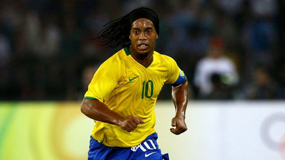 Netflix prepara documental sobre Ronaldinho

Meta descripción: Netflix lanzará un documental sobre Ronaldinho, el jugador más espectacular del fútbol, con material inédito y testimonios de grandes estrellas.

Netflix vuelve a apostar por el deporte rey con una nueva producción que promete cautivar tanto a fanáticos del fútbol como a los amantes de las historias inspiradoras. La plataforma ha anunciado Ronaldinho: The One and Only, una docuserie centrada en la vida y carrera de Ronaldinho, considerado por muchos como el jugador más entretenido de todos los tiempos.

Ronaldinho, más allá de Messi y Cristiano

El eterno debate entre Lionel Messi y Cristiano Ronaldo sobre quién es el mejor futbolista de la historia continúa vigente. Sin embargo, cuando se trata de espectáculo puro dentro del campo, pocos nombres generan tanta unanimidad como el del brasileño Ronaldinho.

Con su estilo único, lleno de magia, regates imposibles y sonrisas constantes, Ronaldinho marcó una época. Fue campeón del mundo en 2002 con Brasil, brilló con el FC Barcelona en una de sus etapas más icónicas y dejó huella en clubes como Paris Saint-Germain, AC Milan y Flamengo.

Una carrera brillante con luces y sombras

La historia de Ronaldinho no solo está llena de éxitos, sino también de momentos difíciles. Tras su retiro, protagonizó episodios polémicos, incluyendo su detención en Paraguay, lo que añade una capa más humana y compleja a su figura.

A pesar de que su pico de rendimiento no fue el más largo, su impacto fue inmediato y duradero. Su talento desbordante lo convirtió en un ícono global del fútbol.

Un ícono también en los videojuegos

Ronaldinho también dejó su marca en el mundo gaming, algo especialmente relevante para los lectores de videogaming3d.com. El brasileño fue portada de múltiples entregas de la saga FIFA, incluyendo FIFA 2004, 06, 07, 08 y 09.

Además, apareció en títulos como FIFA Street y versiones especiales como Road to the FIFA World Cup, consolidándose como el futbolista con más apariciones en portadas de juegos de EA Sports.

Detalles del documental de Netflix

La docuserie Ronaldinho: The One and Only se estrenará el próximo 16 de abril y contará con tres episodios. Según Netflix, incluirá material nunca antes visto y entrevistas con figuras clave del fútbol mundial.

Entre los participantes confirmados destacan Lionel Messi, Neymar y Roberto Carlos, quienes compartirán su visión sobre el impacto y legado del brasileño.

Más contenido futbolístico en camino

Este documental forma parte de una estrategia más amplia de Netflix para cubrir historias del fútbol brasileño antes del Mundial 2026, que se celebrará en Estados Unidos, Canadá y México.

Entre los otros proyectos destacan:

Un documental sobre la selección brasileña campeona de 1994 (estreno: 7 de mayo).
Una producción centrada en la Super Copa Pioneer, torneo amateur clave en Brasil (estreno: 8 de junio).
Un legado imposible de ignorar

Ronaldinho no solo ganó títulos, sino que redefinió la forma en que se juega y se disfruta el fútbol. Su creatividad, carisma y talento lo convirtieron en un espectáculo en sí mismo.

Para muchos, puede que no sea el más laureado, pero sí el más divertido de ver. Y ahora, su historia llegará a una nueva generación gracias a Netflix.