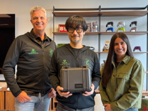 Asha Sharma Revoluciona Xbox: Adiós a lo impopular, bienvenido Project Helix En un movimiento audaz, la nueva cabeza de Xbox, Asha Sharma, ha comenzado su mandato con pies de plomo pero mano firme. Su primera acción fue la cancelación definitiva de la nefasta campaña “This Is A Xbox”, una estrategia que había generado un fuerte rechazo en la comunidad por diluir la identidad de la marca. Pero lo más impactante fue el anuncio de una nueva consola bajo el nombre en clave Project Helix, prometiendo un salto generacional en rendimiento. Para preparar su llegada, Sharma ordenó la primera actualización mayor de la interfaz de Xbox Series en tres años, priorizando la fluidez y la personalización. Demostrando que escucha a la base de fans, diseñó un equipo exclusivo para canalizar el feedback de la comunidad. El resultado: un nuevo sistema de 'Logros' que los jugadores llevaban más de una década pidiendo, con recompensas tangibles y flexibilidad. Como guinda, anunció el regreso de los Xbox Fan Fest y una reducción de precio en PC Game Pass y Game Pass Ultimate. En una medida controversial pero estratégica, retiró Call of Duty del catálogo de Game Pass para maximizar las ventas directas. Finalmente, en un gesto de alto simbolismo, viajó para entregarle personalmente a Hideo Kojima el kit de desarrollo de Project Helix, sellando una alianza que podría definir el futuro de la consola.