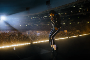 Reseña de «Michael»: La emoción no se ha desvanecido; una biopic sorprendentemente eficaz y de corte convencional canaliza la electricidad de Michael Jackson.