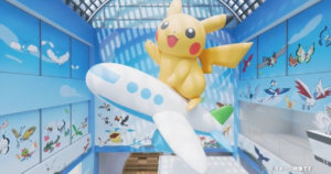 El primer aeropuerto Pokémon del mundo abrirá este verano en Japón La fiebre por Pokémon sigue creciendo a nivel mundial y Japón acaba de anunciar uno de los proyectos más sorprendentes que ha recibido la franquicia en años. Este verano se inaugurará oficialmente el primer aeropuerto Pokémon del mundo, un espacio completamente tematizado inspirado en el universo creado por Game Freak y The Pokémon Company. El actual aeropuerto Noto Satoyama Airport cambiará su nombre a Noto Satoyama Pokémon With You Airport, convirtiéndose en una experiencia inmersiva dedicada a los fans de la saga. La apertura oficial está programada para el próximo 7 de julio de 2026, y la decoración especial permanecerá activa hasta septiembre de 2029. La iniciativa no solo busca atraer turistas y fanáticos de Pokémon, sino también apoyar la recuperación de la península de Noto tras el devastador terremoto ocurrido en 2024. Un aeropuerto Pokémon completamente tematizado A diferencia de otras colaboraciones temporales que solo añaden algunos carteles o tiendas promocionales, este proyecto transformará prácticamente todo el aeropuerto. Desde el momento en que los visitantes lleguen al recinto, se encontrarán rodeados por decoración inspirada en Pokémon. El gran atrio principal contará con un enorme globo de Pikachu flotando junto a un avión, convirtiéndose en uno de los principales puntos turísticos del lugar. Además, el aeropuerto homenajeará a todos los Pokémon de tipo Volador existentes hasta mayo de 2026. En total estarán representadas 111 criaturas voladoras, algo que encantará a los seguidores más veteranos de la franquicia. Pikachu será el gran protagonista Como era de esperarse, Pikachu tendrá una presencia enorme dentro del recinto. La zona de llegadas incluirá monumentos gigantes de Pikachu junto a Plusle y Minun, acompañados de ilustraciones inspiradas en los paisajes tradicionales de Noto. Uno de los espacios más llamativos será la terraza de observación, que pasará a llamarse “Pikachu’s Village”. Esta área recreará un entorno rural lleno de decoraciones del icónico Pokémon eléctrico y espacios pensados para fotografías y actividades familiares. Todo apunta a que el aeropuerto se convertirá rápidamente en uno de los destinos turísticos más populares para los fans de Pokémon que visiten Japón durante los próximos años. Experiencias interactivas y contenido exclusivo El proyecto también apostará por experiencias digitales para los visitantes. Mientras recorren el aeropuerto, los usuarios podrán desbloquear vídeos exclusivos desde sus teléfonos móviles mediante diferentes puntos interactivos distribuidos por el recinto. Uno de los cortos especiales confirmados será “Fly, Bagon!”, una historia protagonizada por Bagon, el popular Pokémon dragón conocido por soñar con volar. Este tipo de actividades busca convertir la visita al aeropuerto en una experiencia más cercana a un parque temático que a una terminal aérea convencional. Tiendas y comida temática de Pokémon Como parte de la experiencia, el aeropuerto contará con restaurantes y tiendas exclusivas dedicadas a la franquicia. El restaurante principal ofrecerá pancakes decorados con Pokémon y bebidas temáticas especiales. Mientras tanto, las tiendas venderán productos exclusivos que solo podrán conseguirse en esta localización. Entre los artículos confirmados se encuentran: Etiquetas para maletas Cinturones para equipaje Camisetas temáticas Llaveros exclusivos Souvenirs inspirados en Pikachu y Pokémon voladores Este tipo de merchandising limitado suele convertirse rápidamente en objeto de colección para muchos fans. Pokémon también impulsará el turismo en Noto Más allá del atractivo comercial, el proyecto tiene un importante componente turístico y social. La colaboración entre la prefectura de Ishikawa y la fundación Pokémon With You Foundation busca revitalizar económicamente la región tras el terremoto de la península de Noto ocurrido en 2024. Por ello, además del aeropuerto, se habilitarán autobuses decorados con Pokémon que conectarán distintas zonas turísticas de la región. Entre los lugares especiales que formarán parte de esta iniciativa destacan: Wakura Pokémon Footbath Una experiencia relajante inspirada en Pokémon dentro de la famosa zona termal de Wakura. Monumento de Sylveon en Suzu La ciudad de Suzu contará con un monumento temático de Sylveon acompañado de la palabra “LOVE”, pensado como uno de los nuevos puntos fotográficos de la región. Pokémon sigue expandiendo su impacto global En los últimos años, Pokémon ha demostrado que sigue siendo una de las franquicias más poderosas del entretenimiento mundial. La saga no solo domina videojuegos y cartas coleccionables, sino también turismo, eventos y colaboraciones internacionales. La creación del primer aeropuerto Pokémon del mundo confirma hasta qué punto la marca continúa evolucionando y encontrando nuevas formas de conectar con sus seguidores. Para muchos fans, visitar Japón ya era un sueño. Ahora, aterrizar directamente en un aeropuerto completamente dedicado a Pokémon hará que la experiencia sea todavía más especial. Un destino obligatorio para fans de Pokémon Con decoración inmersiva, actividades interactivas, productos exclusivos y decenas de referencias a la franquicia, el nuevo Noto Satoyama Pokémon With You Airport apunta a convertirse en una de las atracciones más comentadas de Japón en 2026. Si eres fan de Pikachu y compañía, este aeropuerto probablemente terminará entrando en tu lista de destinos imprescindibles.