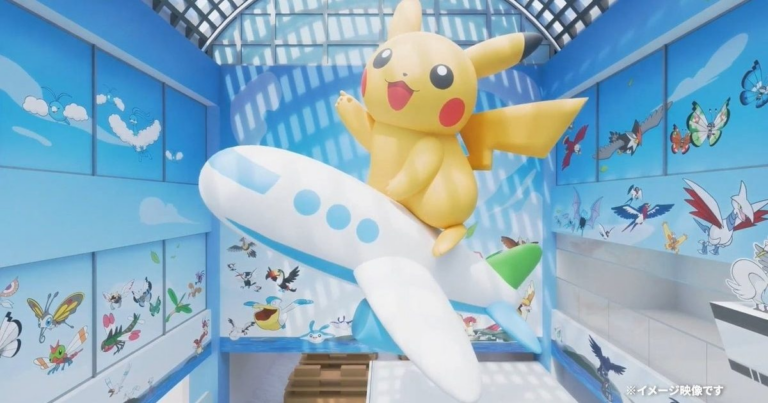 El primer aeropuerto Pokémon del mundo abrirá este verano en Japón La fiebre por Pokémon sigue creciendo a nivel mundial y Japón acaba de anunciar uno de los proyectos más sorprendentes que ha recibido la franquicia en años. Este verano se inaugurará oficialmente el primer aeropuerto Pokémon del mundo, un espacio completamente tematizado inspirado en el universo creado por Game Freak y The Pokémon Company. El actual aeropuerto Noto Satoyama Airport cambiará su nombre a Noto Satoyama Pokémon With You Airport, convirtiéndose en una experiencia inmersiva dedicada a los fans de la saga. La apertura oficial está programada para el próximo 7 de julio de 2026, y la decoración especial permanecerá activa hasta septiembre de 2029. La iniciativa no solo busca atraer turistas y fanáticos de Pokémon, sino también apoyar la recuperación de la península de Noto tras el devastador terremoto ocurrido en 2024. Un aeropuerto Pokémon completamente tematizado A diferencia de otras colaboraciones temporales que solo añaden algunos carteles o tiendas promocionales, este proyecto transformará prácticamente todo el aeropuerto. Desde el momento en que los visitantes lleguen al recinto, se encontrarán rodeados por decoración inspirada en Pokémon. El gran atrio principal contará con un enorme globo de Pikachu flotando junto a un avión, convirtiéndose en uno de los principales puntos turísticos del lugar. Además, el aeropuerto homenajeará a todos los Pokémon de tipo Volador existentes hasta mayo de 2026. En total estarán representadas 111 criaturas voladoras, algo que encantará a los seguidores más veteranos de la franquicia. Pikachu será el gran protagonista Como era de esperarse, Pikachu tendrá una presencia enorme dentro del recinto. La zona de llegadas incluirá monumentos gigantes de Pikachu junto a Plusle y Minun, acompañados de ilustraciones inspiradas en los paisajes tradicionales de Noto. Uno de los espacios más llamativos será la terraza de observación, que pasará a llamarse “Pikachu’s Village”. Esta área recreará un entorno rural lleno de decoraciones del icónico Pokémon eléctrico y espacios pensados para fotografías y actividades familiares. Todo apunta a que el aeropuerto se convertirá rápidamente en uno de los destinos turísticos más populares para los fans de Pokémon que visiten Japón durante los próximos años. Experiencias interactivas y contenido exclusivo El proyecto también apostará por experiencias digitales para los visitantes. Mientras recorren el aeropuerto, los usuarios podrán desbloquear vídeos exclusivos desde sus teléfonos móviles mediante diferentes puntos interactivos distribuidos por el recinto. Uno de los cortos especiales confirmados será “Fly, Bagon!”, una historia protagonizada por Bagon, el popular Pokémon dragón conocido por soñar con volar. Este tipo de actividades busca convertir la visita al aeropuerto en una experiencia más cercana a un parque temático que a una terminal aérea convencional. Tiendas y comida temática de Pokémon Como parte de la experiencia, el aeropuerto contará con restaurantes y tiendas exclusivas dedicadas a la franquicia. El restaurante principal ofrecerá pancakes decorados con Pokémon y bebidas temáticas especiales. Mientras tanto, las tiendas venderán productos exclusivos que solo podrán conseguirse en esta localización. Entre los artículos confirmados se encuentran: Etiquetas para maletas Cinturones para equipaje Camisetas temáticas Llaveros exclusivos Souvenirs inspirados en Pikachu y Pokémon voladores Este tipo de merchandising limitado suele convertirse rápidamente en objeto de colección para muchos fans. Pokémon también impulsará el turismo en Noto Más allá del atractivo comercial, el proyecto tiene un importante componente turístico y social. La colaboración entre la prefectura de Ishikawa y la fundación Pokémon With You Foundation busca revitalizar económicamente la región tras el terremoto de la península de Noto ocurrido en 2024. Por ello, además del aeropuerto, se habilitarán autobuses decorados con Pokémon que conectarán distintas zonas turísticas de la región. Entre los lugares especiales que formarán parte de esta iniciativa destacan: Wakura Pokémon Footbath Una experiencia relajante inspirada en Pokémon dentro de la famosa zona termal de Wakura. Monumento de Sylveon en Suzu La ciudad de Suzu contará con un monumento temático de Sylveon acompañado de la palabra “LOVE”, pensado como uno de los nuevos puntos fotográficos de la región. Pokémon sigue expandiendo su impacto global En los últimos años, Pokémon ha demostrado que sigue siendo una de las franquicias más poderosas del entretenimiento mundial. La saga no solo domina videojuegos y cartas coleccionables, sino también turismo, eventos y colaboraciones internacionales. La creación del primer aeropuerto Pokémon del mundo confirma hasta qué punto la marca continúa evolucionando y encontrando nuevas formas de conectar con sus seguidores. Para muchos fans, visitar Japón ya era un sueño. Ahora, aterrizar directamente en un aeropuerto completamente dedicado a Pokémon hará que la experiencia sea todavía más especial. Un destino obligatorio para fans de Pokémon Con decoración inmersiva, actividades interactivas, productos exclusivos y decenas de referencias a la franquicia, el nuevo Noto Satoyama Pokémon With You Airport apunta a convertirse en una de las atracciones más comentadas de Japón en 2026. Si eres fan de Pikachu y compañía, este aeropuerto probablemente terminará entrando en tu lista de destinos imprescindibles.