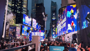 Pokémon GO celebra 10 años recreando su histórico tráiler con Mewtwo en Times Square