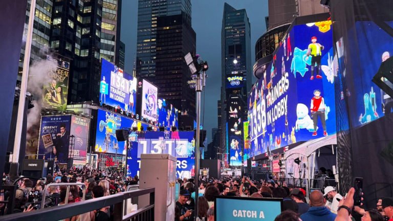 Pokémon GO celebra 10 años recreando su histórico tráiler con Mewtwo en Times Square