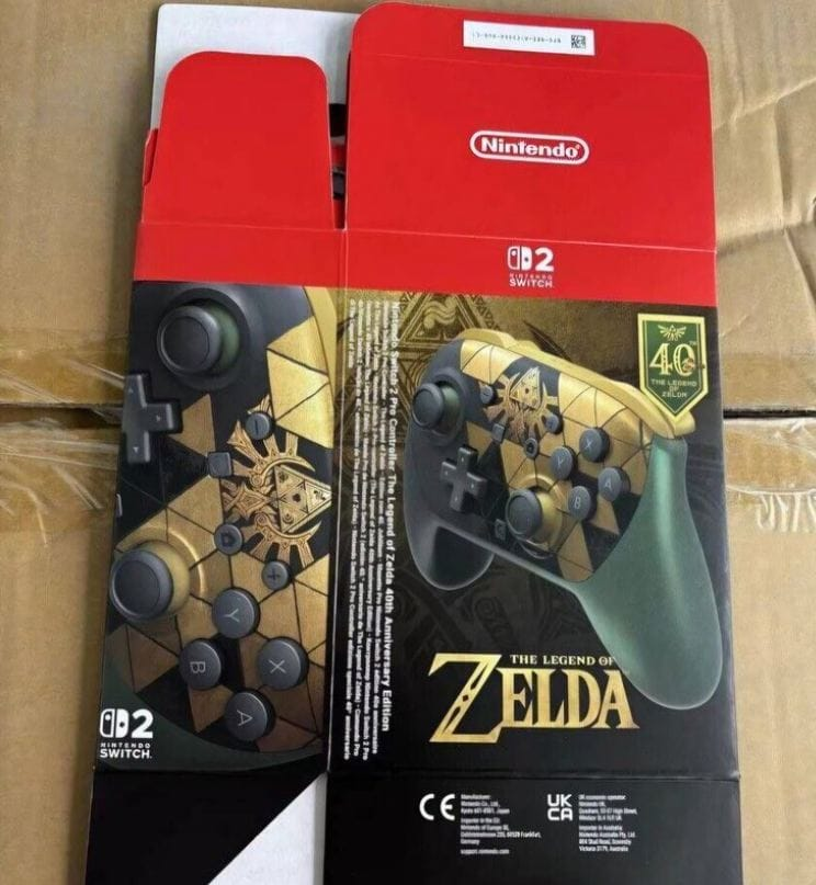 Se filtran las primeras imágenes de la Nintendo Switch 2 edición The Legend of Zelda  Nuevas imágenes filtradas en red revelan el diseño de una consola Nintendo Switch 2 y un mando Pro Controller de edición especial. Los productos están inspirados en el conmemorativo 40º aniversario de The Legend of Zelda, presentando acabados estéticos basados en la emblemática franquicia de Nintendo.  El material filtrado muestra los empaques oficiales del hardware, destacando el logotipo conmemorativo del 40 aniversario de la saga en lugar de una promoción directa centrada exclusivamente en el esperado remake de Ocarina of Time.  Detalles del diseño leak de la consola y el Pro ControllerSegún el material difundido, la consola Nintendo Switch 2 incluye modificaciones estéticas específicas en sus componentes principales:Base de la consola (Dock): Incorpora un grabado central con el símbolo de la Trifuerza.  Mandos Joy-Con: Presentan acabados temáticos con motivos de la Trifuerza.  Mando Pro Controller: Diseñado con empuñaduras en tonos verde y negro, un patrón de la Trifuerza en el frontal y la ilustración de un Link en formato 8 bits del juego original de NES en la parte posterior.  El esquema de color en las empuñaduras del Pro Controller sigue la línea de ediciones limitadas previas de la marca, como el mando de Tears of the Kingdom o las variantes de la saga Splatoon.Origen de la filtración y fiabilidad de las fuentesLa difusión del material estuvo a cargo del periodista brasileño y editor en jefe de Universo Nintendo, 'Necro' Felipe Lima. El reportero afirmó que el material gráfico coincide exactamente con la información que había recibido con anterioridad y ratificó la autenticidad de las imágenes señalando que "ambas son legítimas".Felipe Lima cuenta con antecedentes de filtraciones verificadas dentro de la industria, habiendo revelado con precisión el logotipo de Nintendo Switch 2 en enero de 2025 antes de su presentación oficial.Contexto de la franquicia y próximos lanzamientos de NintendoA pesar de la filtración, Nintendo no ha emitido comunicados oficiales sobre los planes de celebración del 40º aniversario de la saga. No obstante, el calendario de la franquicia contempla dos hitos clave:  Zelda: Ocarina of Time Remake: Proyecto programado para su debut en el mercado a finales de este año.  Película Live-Action de The Legend of Zelda: Adaptación cinematográfica con fecha de estreno fijada para el 30 de abril.Perspectivas del mercado: ¿Un próximo Zelda Direct?La acumulación de novedades en torno a la propiedad intelectual sugiere la posibilidad de una transmisión dedicada Zelda Direct. De confirmarse el evento, la compañía podría presentar metraje jugable de Ocarina of Time Remake, anunciar su fecha oficial de lanzamiento, confirmar la edición especial de hardware de Nintendo Switch 2 y ofrecer adelantos de la producción cinematográfica.