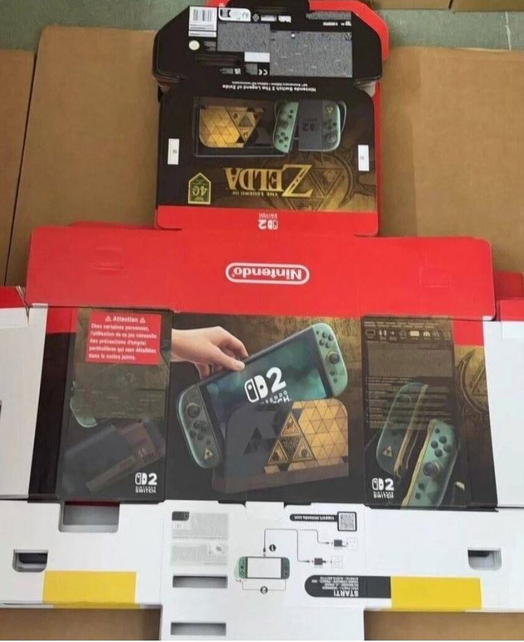 Se filtran las primeras imágenes de la Nintendo Switch 2 edición The Legend of Zelda  Nuevas imágenes filtradas en red revelan el diseño de una consola Nintendo Switch 2 y un mando Pro Controller de edición especial. Los productos están inspirados en el conmemorativo 40º aniversario de The Legend of Zelda, presentando acabados estéticos basados en la emblemática franquicia de Nintendo.  El material filtrado muestra los empaques oficiales del hardware, destacando el logotipo conmemorativo del 40 aniversario de la saga en lugar de una promoción directa centrada exclusivamente en el esperado remake de Ocarina of Time.  Detalles del diseño leak de la consola y el Pro ControllerSegún el material difundido, la consola Nintendo Switch 2 incluye modificaciones estéticas específicas en sus componentes principales:Base de la consola (Dock): Incorpora un grabado central con el símbolo de la Trifuerza.  Mandos Joy-Con: Presentan acabados temáticos con motivos de la Trifuerza.  Mando Pro Controller: Diseñado con empuñaduras en tonos verde y negro, un patrón de la Trifuerza en el frontal y la ilustración de un Link en formato 8 bits del juego original de NES en la parte posterior.  El esquema de color en las empuñaduras del Pro Controller sigue la línea de ediciones limitadas previas de la marca, como el mando de Tears of the Kingdom o las variantes de la saga Splatoon.Origen de la filtración y fiabilidad de las fuentesLa difusión del material estuvo a cargo del periodista brasileño y editor en jefe de Universo Nintendo, 'Necro' Felipe Lima. El reportero afirmó que el material gráfico coincide exactamente con la información que había recibido con anterioridad y ratificó la autenticidad de las imágenes señalando que "ambas son legítimas".Felipe Lima cuenta con antecedentes de filtraciones verificadas dentro de la industria, habiendo revelado con precisión el logotipo de Nintendo Switch 2 en enero de 2025 antes de su presentación oficial.Contexto de la franquicia y próximos lanzamientos de NintendoA pesar de la filtración, Nintendo no ha emitido comunicados oficiales sobre los planes de celebración del 40º aniversario de la saga. No obstante, el calendario de la franquicia contempla dos hitos clave:  Zelda: Ocarina of Time Remake: Proyecto programado para su debut en el mercado a finales de este año.  Película Live-Action de The Legend of Zelda: Adaptación cinematográfica con fecha de estreno fijada para el 30 de abril.Perspectivas del mercado: ¿Un próximo Zelda Direct?La acumulación de novedades en torno a la propiedad intelectual sugiere la posibilidad de una transmisión dedicada Zelda Direct. De confirmarse el evento, la compañía podría presentar metraje jugable de Ocarina of Time Remake, anunciar su fecha oficial de lanzamiento, confirmar la edición especial de hardware de Nintendo Switch 2 y ofrecer adelantos de la producción cinematográfica.