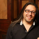 John Romero confirma que su shooter descartado por Xbox tiene nueva editora y ha sido rediseñado tras recontratar personal John Romero, cocreador de Doom y Quake y cofundador de id Software, confirmó que el proyecto de disparos (shooter) no anunciado de Romero Games —el cual perdió el respaldo de Xbox anteriormente— cuenta ahora con una nueva editora. Además, el estudio ha vuelto a contratar a parte de su personal para trabajar en una versión completamente rediseñada del título. Durante una entrevista con el medio VGC (firmada por el periodista Chris Scullion) en el marco de Gamescom Asia, el diseñador de títulos clásicos como Wolfenstein 3D explicó cómo el estudio logró salvar la producción tras perder su financiamiento anterior. Del recorte de Microsoft a un acuerdo con libertad creativa total El proyecto atravesó una crisis cuando una editora no especificada en un primer momento —y posteriormente identificada como Microsoft— retiró su acuerdo de publicación como parte de una ola de despidos dentro de la corporación. En aquel momento, varios empleados señalaron que todo el estudio había sido despedido, aunque Romero Games negó el cierre definitivo de la empresa y mantuvo la esperanza de encontrar otro socio comercial. Según detalló Romero, el estudio intentó mantener a toda la plantilla el mayor tiempo posible mientras buscaba financiamiento para terminar el juego original. Sin embargo, a medida que pasaba el tiempo y el personal se marchaba, resultó inviable sostener esa estructura, por lo que aplicaron recortes hasta pasar de 110 personas a solo cinco. El punto clave para la supervivencia del proyecto fue que Romero Games posee el 100 % de los derechos: el nombre, la propiedad intelectual (IP), el arte, los gráficos y el código. Con esos recursos asegurados, Romero contactó a un conocido de la industria y cerró un nuevo trato de publicación. Aunque afirmó que no puede revelar el nombre de la nueva editora ni la fecha del anuncio oficial, destacó que este socio no impone exigencias sobre el contenido: "La editora con la que estamos ahora mismo tiene cero objetivos creativos para este juego. Su postura es: 'haz lo que quieras, nosotros lo publicamos, no te vamos a decir qué hacer'. Ese es el trato perfecto". Un rediseño completo utilizando los recursos originales Lejos de continuar exactamente con la misma producción masiva, Romero aclaró que la versión original planeada para un equipo de 110 personas no podía terminarse con una plantilla reducida debido a su alta complejidad. Por ello, optó por diseñar un título completamente diferente desde la base, pero ajustado a la escala actual y reutilizando gran parte del trabajo previo. El equipo trasladó código común del género shooter, arte, gráficos, personajes y armas al nuevo proyecto, lo que les dio una ventaja inicial importante. Si bien la base de disparos se mantiene, el creativo aseguró que todo lo que rodea al juego es nuevo. Regreso de líderes clave y trabajo directo en Unreal Editor Tras asegurar el financiamiento, Romero Games recontrató a 10 personas, quienes se desempeñaban como los líderes de los diferentes subequipos que tenía el estudio anteriormente. Sumados a los cinco integrantes que habían permanecido, el equipo actual ronda entre los 15 y 16 trabajadores, una cifra en la que planean mantenerse. Esta estructura horizontal, compuesta únicamente por líderes de área que conocen sus tareas sin necesidad de supervisión constante, le permite a Romero trabajar directamente en el día a día del desarrollo. El diseñador comentó que prefiere evitar las reuniones de todo el día propias de los equipos de más de 100 personas, y que actualmente toma cada decisión trabajando de forma manual dentro de Unreal Editor mientras dirige al resto del grupo. Asimismo, Romero descartó volver a trabajar con una gran editora en el futuro. Señaló que los equipos pequeños permiten cambiar el rumbo del desarrollo en cuestión de horas si es necesario y eliminan la necesidad de contar con múltiples productores: "No me gusta tener un montón de productores, porque eso significa tener un montón de gente, y ahora mismo no hay ningún productor. Es genial. No lo necesitamos, todos somos líderes, sabemos cómo funciona, no es complejo. Estamos en el tamaño correcto. Todavía no necesitamos un productor y no vamos a contratar uno. Supongo que en el momento en que necesitas un productor, ya eres demasiado grande". Por ahora, el nuevo shooter de Romero Games avanza internamente bajo este esquema reducido, sin ventana de lanzamiento ni plataformas confirmadas.
